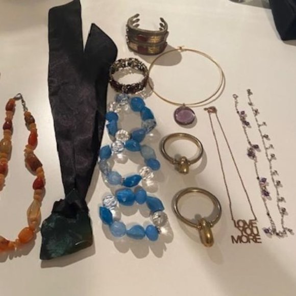 Costume Jewelry multiple pieces - Picture 1 of 6